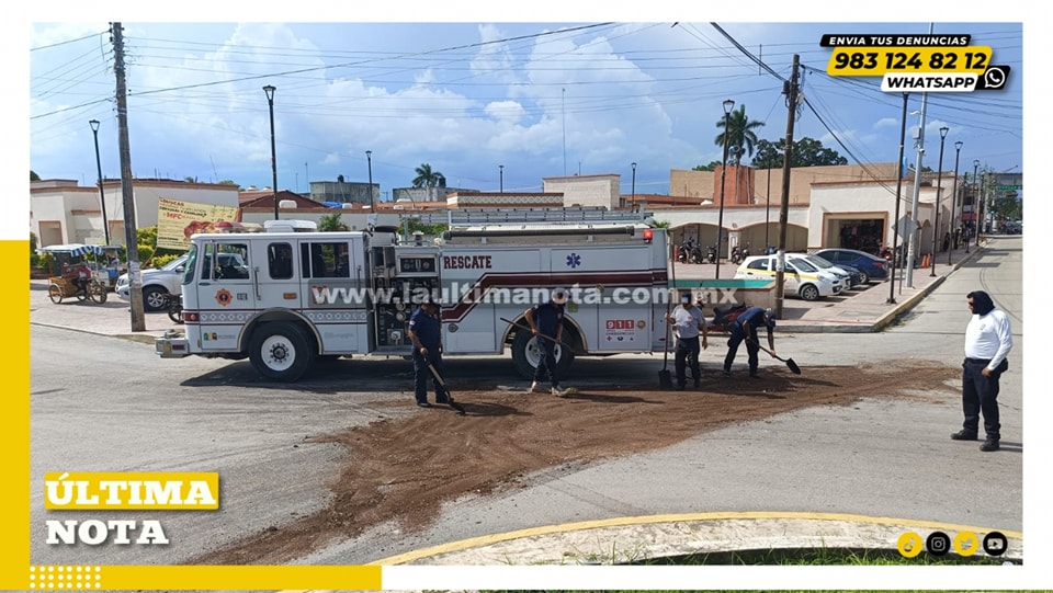 Bomberos limpian derrame de aceite en glorieta de Felipe Carrillo Puerto para prevenir accidentes