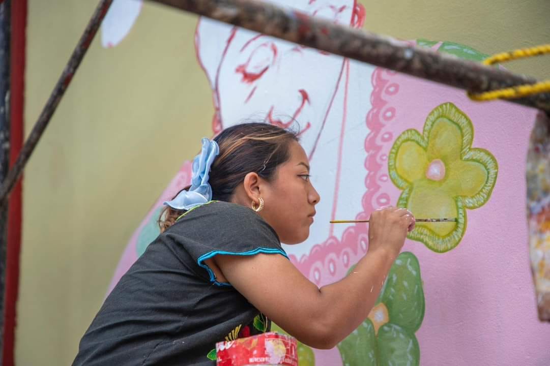 Artistas carrilloportenses plasman en colorido mural la historia del municipio maya