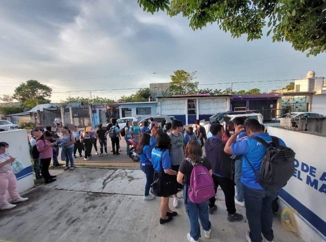 Alumnos del CAM en #Chetumal toman instalaciones y amenazan con bloquear carretera por conflicto con autoridades educativas