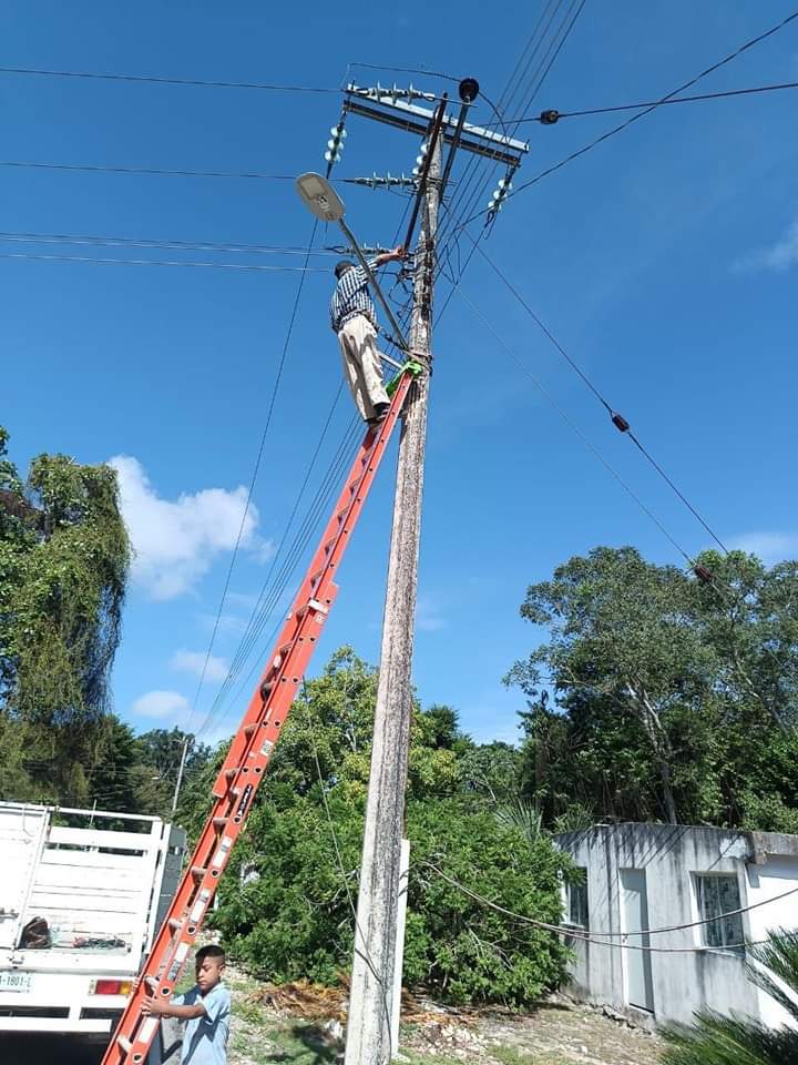 Dan solución a desperfecto en red eléctrica de colonias Francisco May y Jesús Martínez Ross