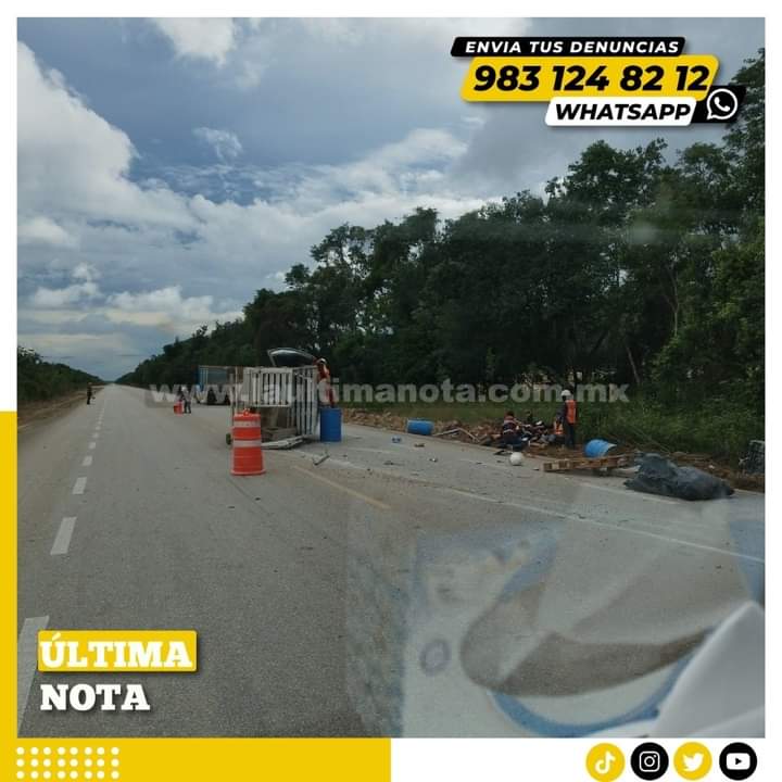 Accidente en la carretera entre Felipe Carrillo Puerto y Andrés Quintana Roo: Camioneta vuelca con varios trabajadores a bordo