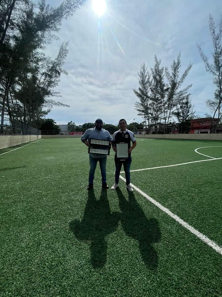 Dan mantenimiento a luminarias en campo de fútbol 7 de Felipe Carrillo Puerto.