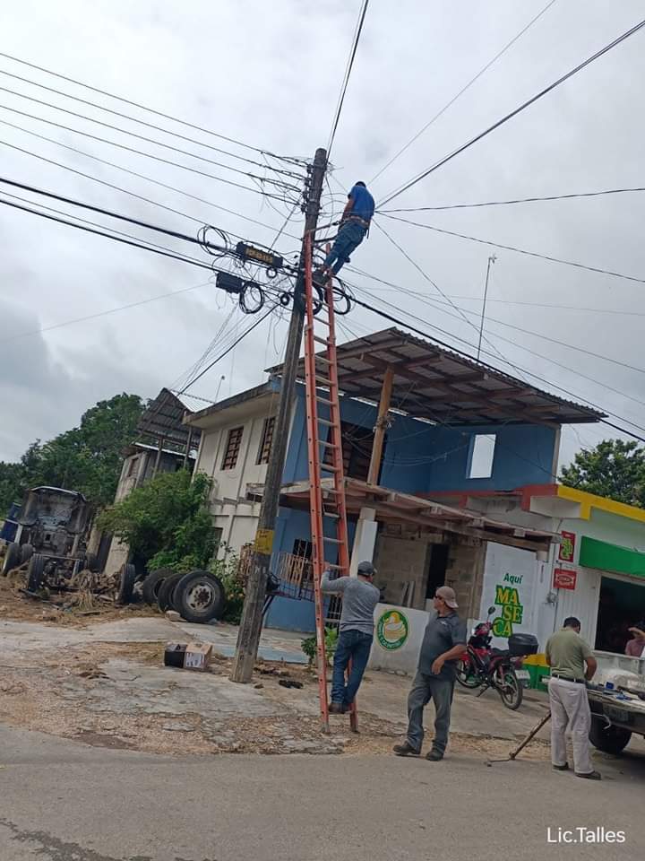 Brigadas de alumbrado público intensifican labores en Felipe Carrillo Puerto.