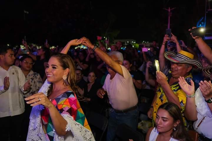 Como parte del público, la gobernadora Mara Lezama asiste a la presentación de Carlos Vives en el espectáculo “50 Aniversario”