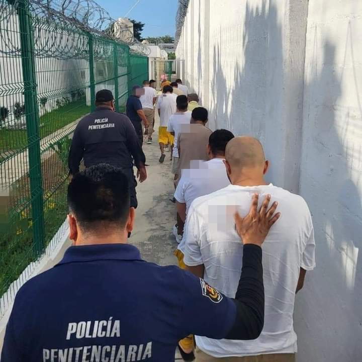 Trasladan a 90 reos entre cárceles de Cancún y Chetumal el día de ayer