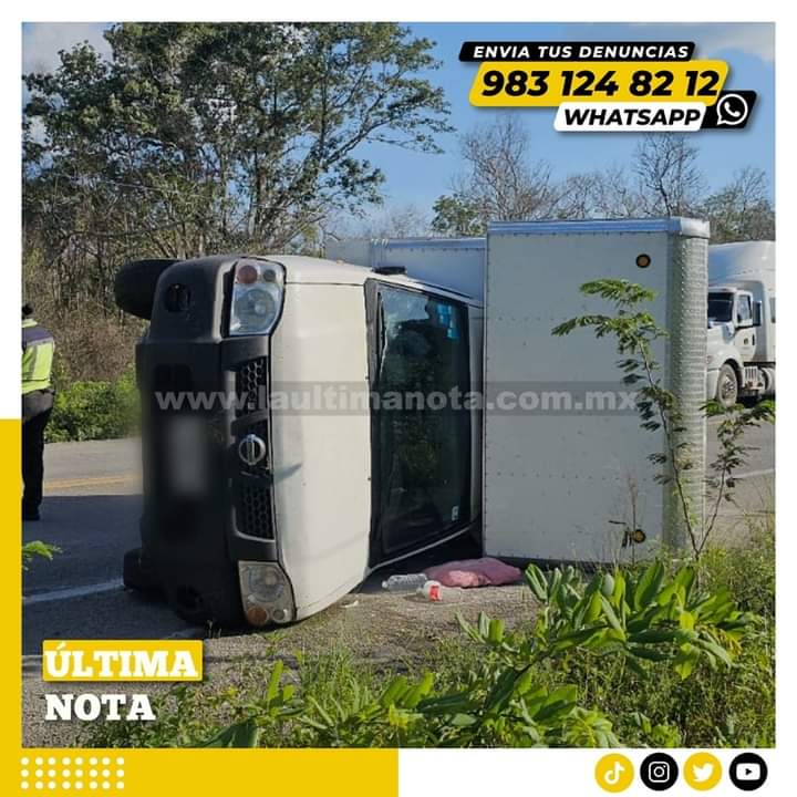 Camión de carga vuelca en la carretera Felipe Carrillo Puerto-Tulum