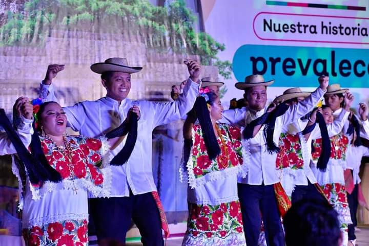 Espectacular velada cultural con motivo del 174 Aniversario de Felipe Carrillo Puerto.