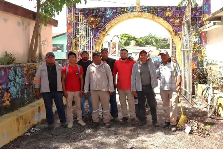 La banda que merece reconocimiento por que ellos hacen la chamba más pesada, no son todos faltan más, pero a ellos les aplaudimos por su trabajo por Felipe Carrillo Puerto.