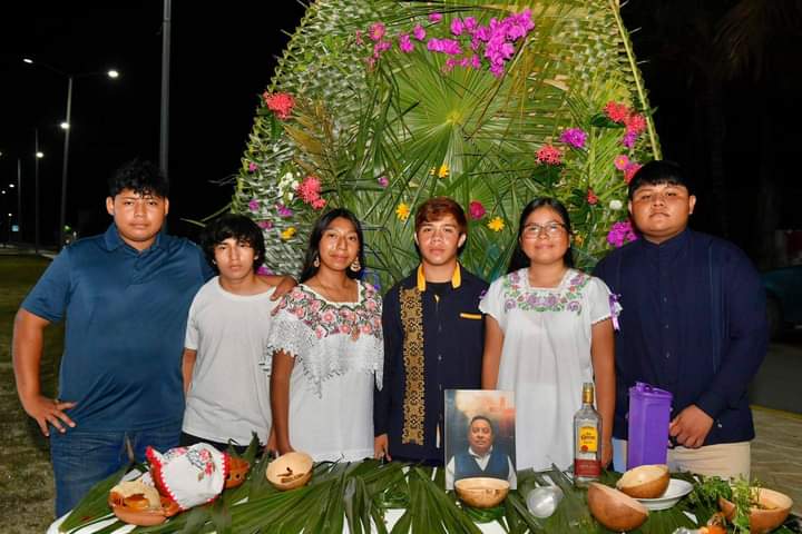 Alumnos del CBTIS No. 72 realizan demostración de Altares en Felipe Carrillo Puerto