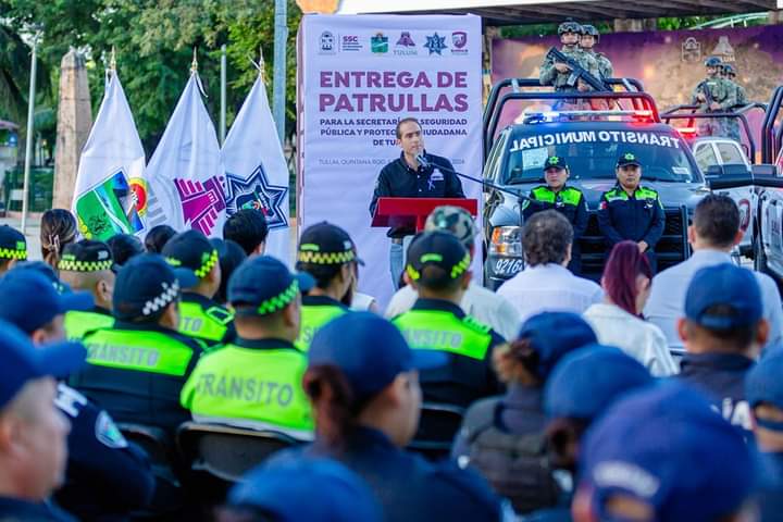 Diego Castañón Trejo entrega 15 nuevas y equipadas patrullas a la SSYPC de Tulum