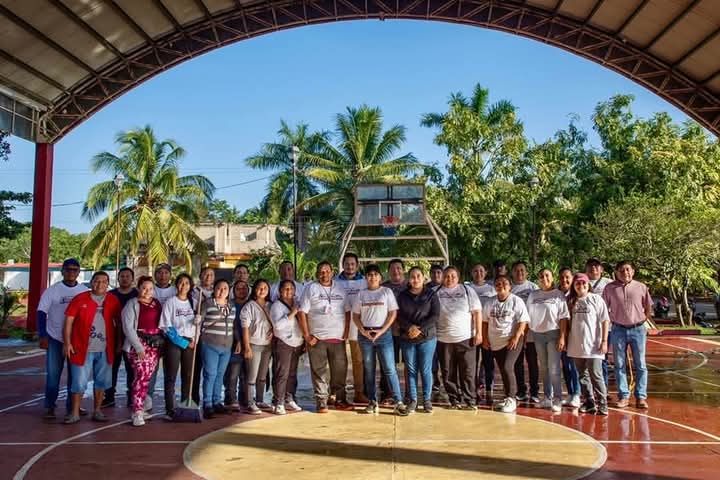 Mary Hernández sale con sus funcionarios a dar mantenimiento a los parques de las colonias