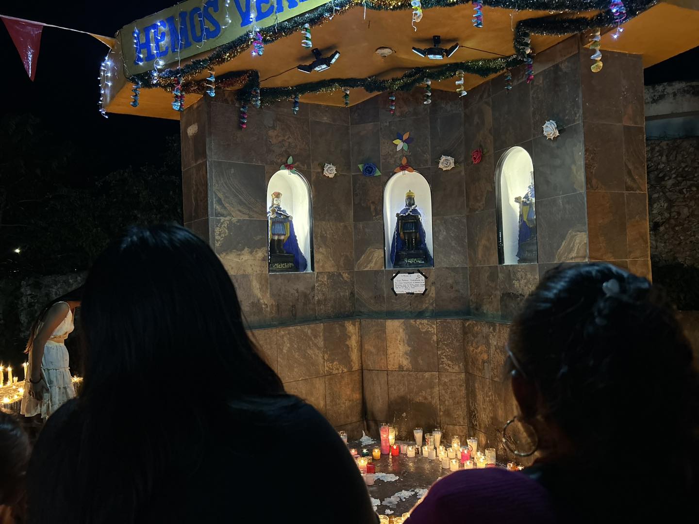 Devotos acuden a la Capilla de los Tres Reyes en Felipe Carrillo Puerto para encender veladoras y pedir bendiciones