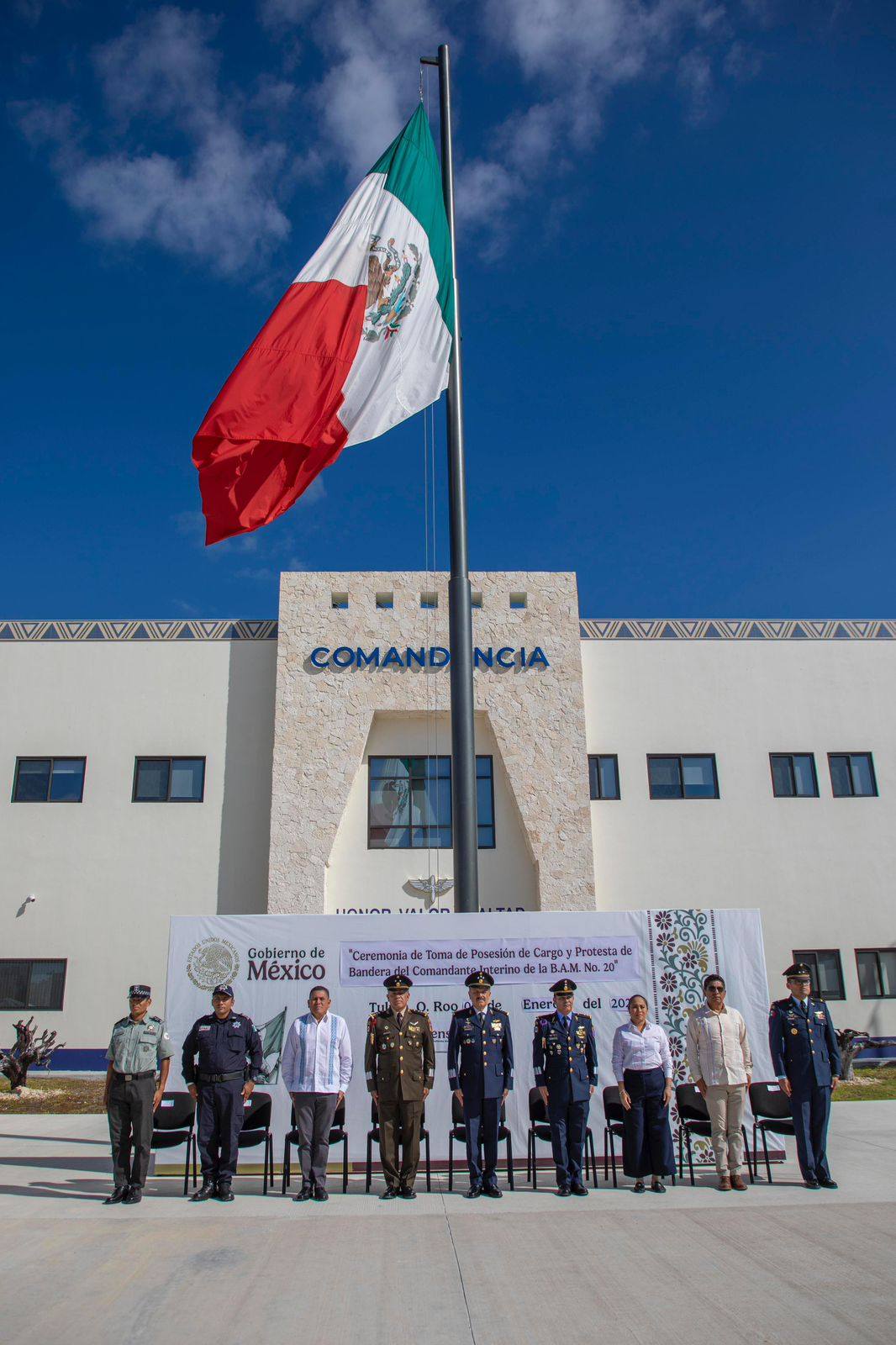 Mary Hernández asiste a la toma de protesta del comandante interino de la Base Aérea Militar Número 20