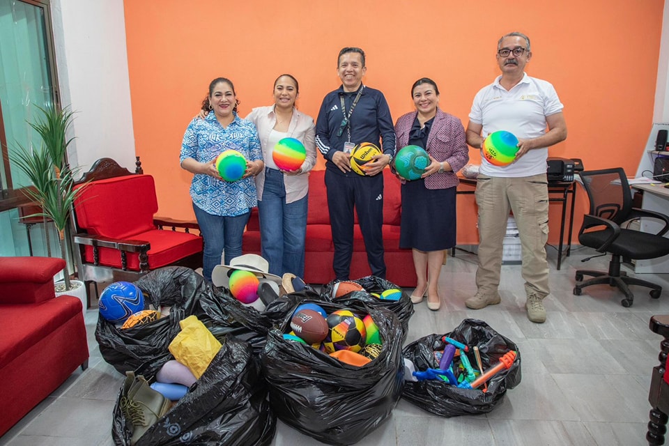 Aeropuerto Internacional Felipe Carrillo Puerto dona juguetes y otros artículos al DIF Municipal