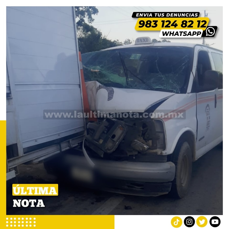 Van de transporte foráneo acaba insertado en camión de la Superior