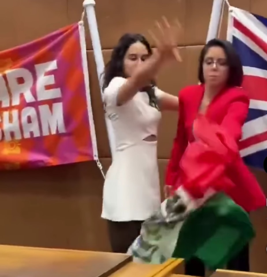 Critican a gimnasta Elsa García por lanzar la bandera de México al suelo durante ceremonia