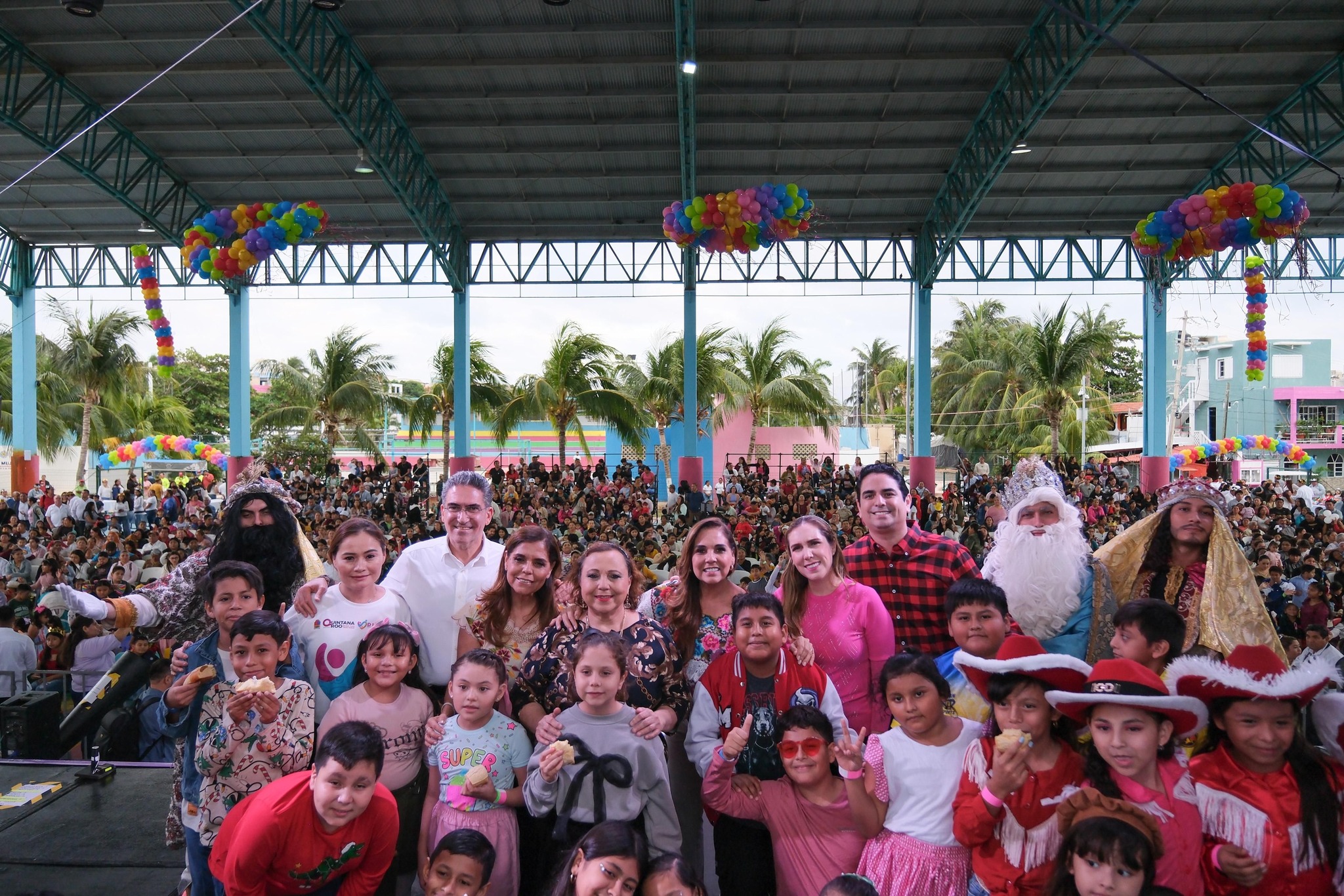 Niñas y niños de Isla Mujeres disfrutan con Mara Lezama festival de Día de Reyes