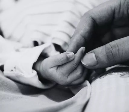 Recién nacido en estado grave tras presunta caída en hospital de Cancún; acusan negligencia médica