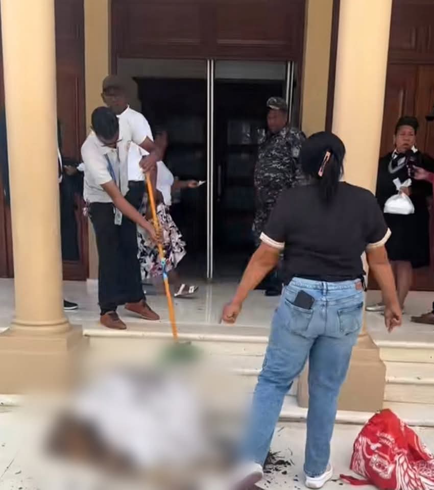 Desesperada protesta de una madre frente a la Fiscalía, “dispersa los restos de su hija aclamando justicia”.