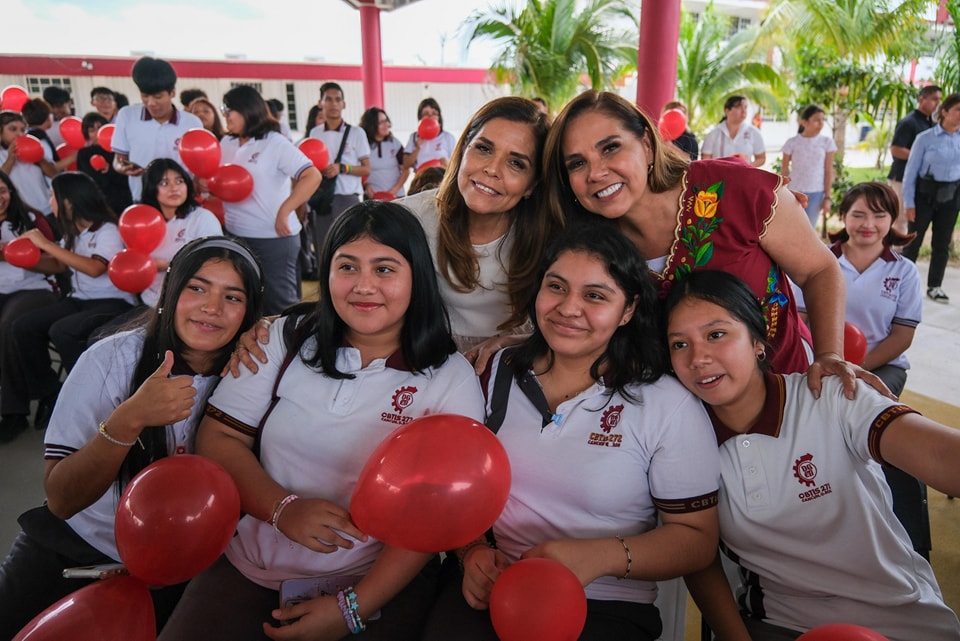 CumpleMara Lezama a promesa a estudiantes de CBTIS 272 “Sor Juana Inés de la Cruz”; les entrega domo nuevo prometido hace un año