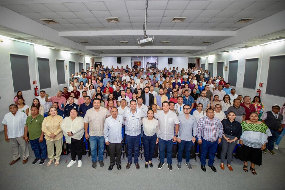 La era digital avanza: Mary Hernández presente en la conferencia de Arístides Rodrigo Guerrero García