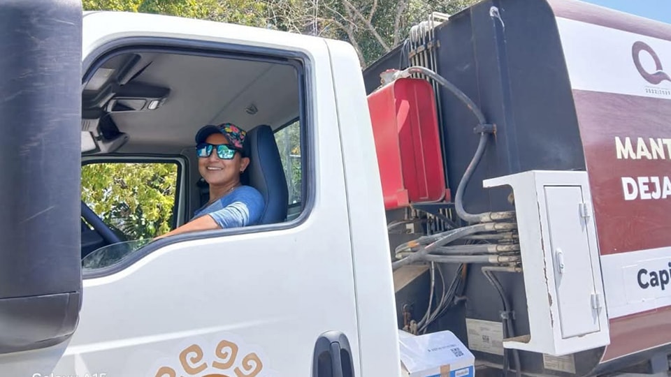 Conductora de camión de basura rompe barreras y se gana el corazón de Chetumal