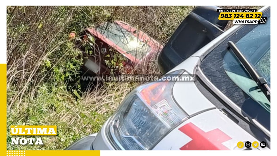 Tres personas se salvaron de milgrago en Felipe Carrillo Puerto, luego de que la unidad en la que se desplazaban acabó ins3rtada en el monte.