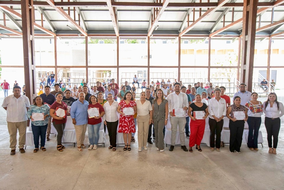 Asiste Mary Hernández a la entrega de reconocimientos a alumnos de la Universidad Henbord