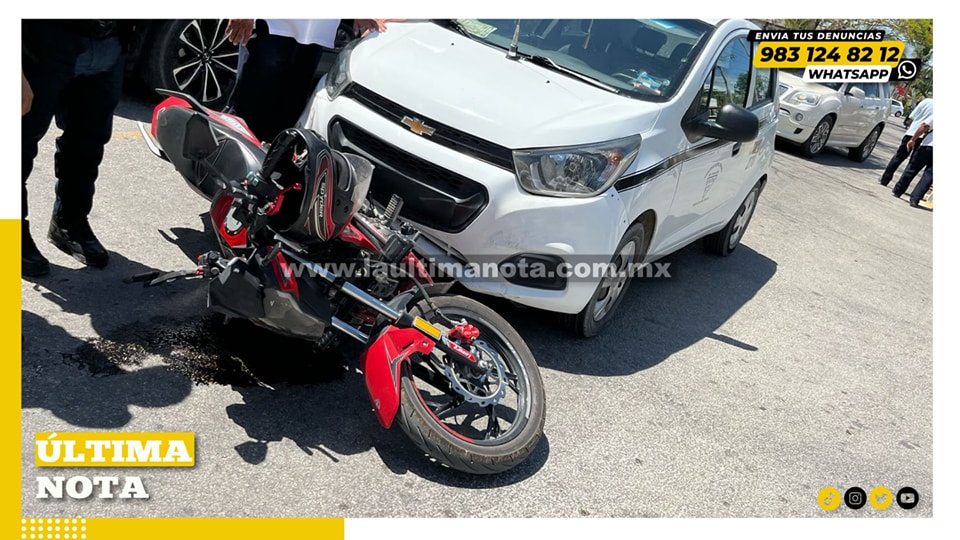 Ch0que entre motocicleta y taxi en la avenida Constituyentes