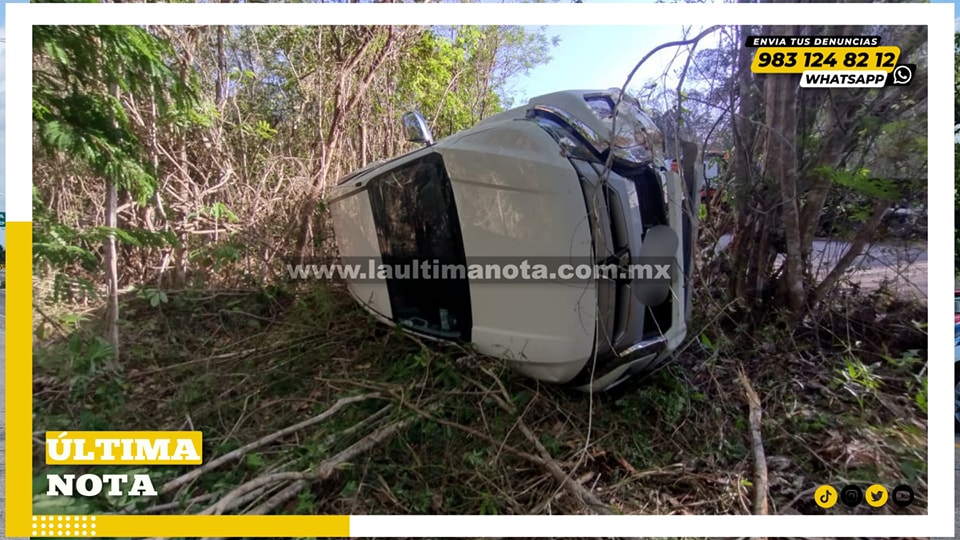 Vuelca camioneta en tramo X-pichil–Hobompich; conductor se da a la fuga