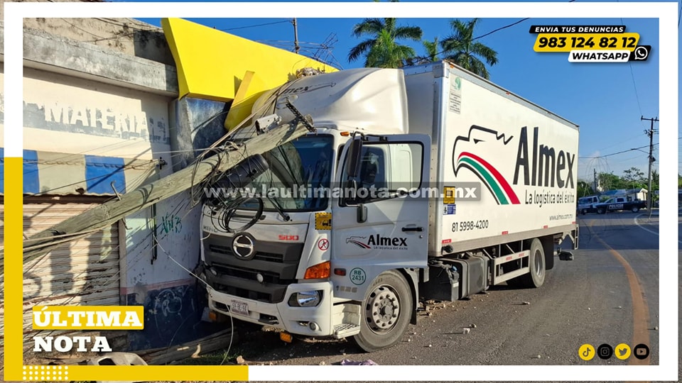 Camión de carga se 1mp4ct4 contra poste en Chunhuhub