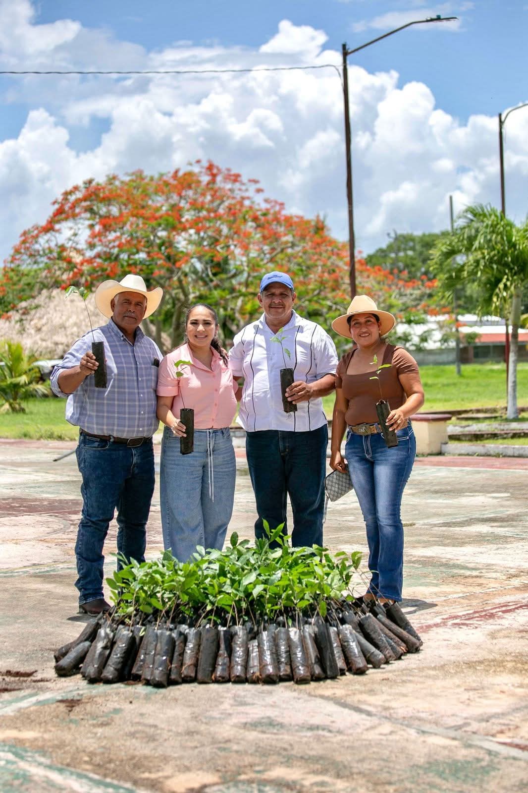 Mary Hernández entrega 300 plantas a Emiliano Zapata.