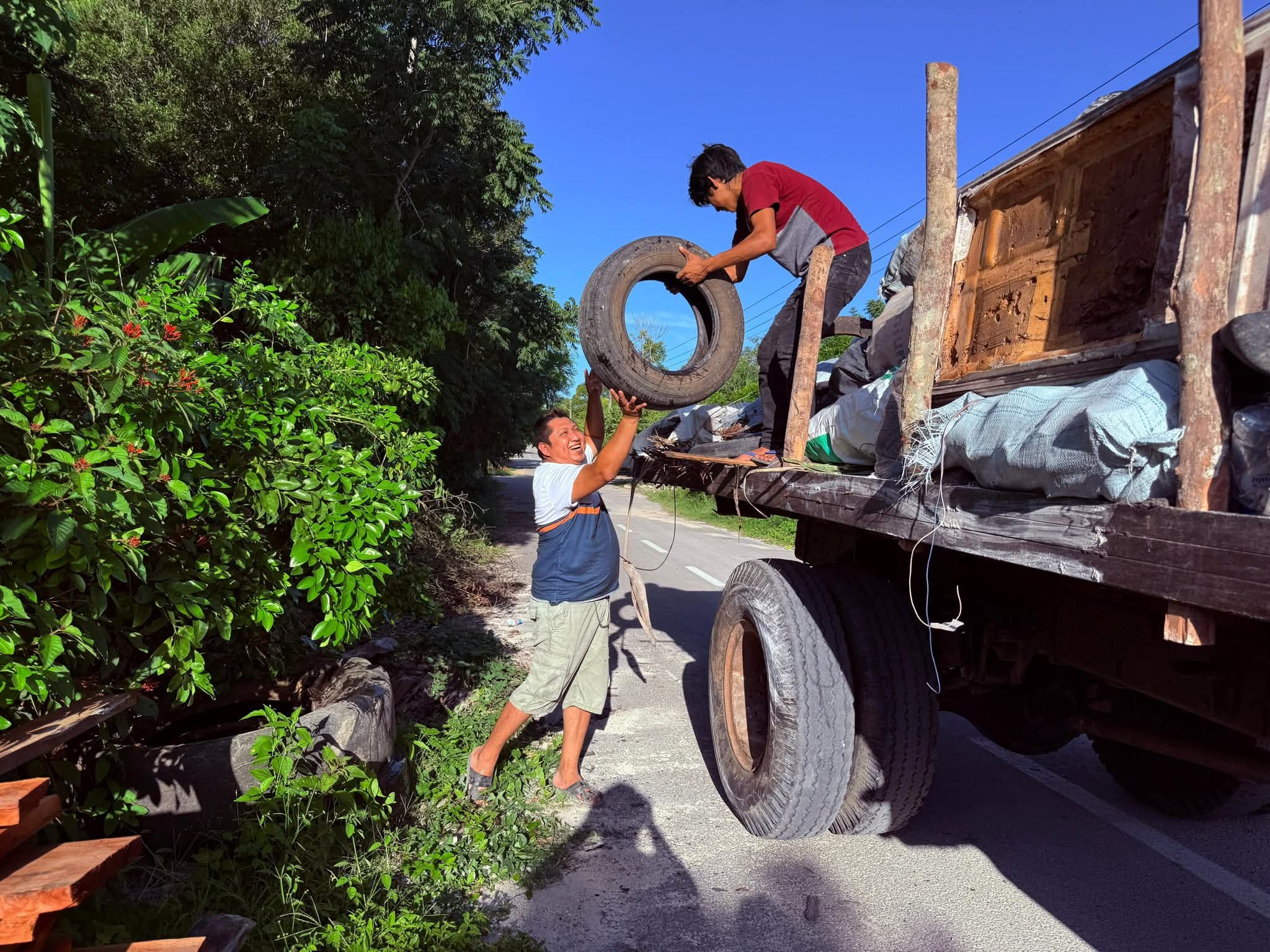 ¡Naranjal Poniente se organiza contra los moscos!Vecinos realizan descacharrización para frenar brotes tras intensas lluvias.