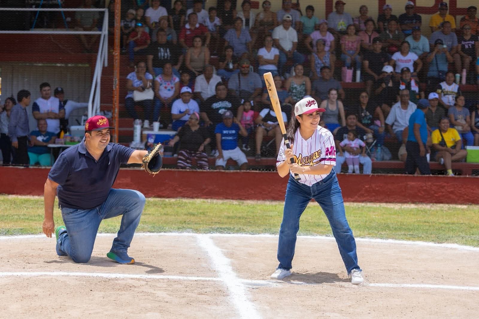 Mary Hernández inaugura amistoso de béisbol entre Mayas y Broncos.