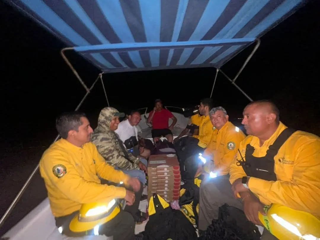 Brigadistas combaten con fuego controlado el incendio forestal cerca de Holbox.