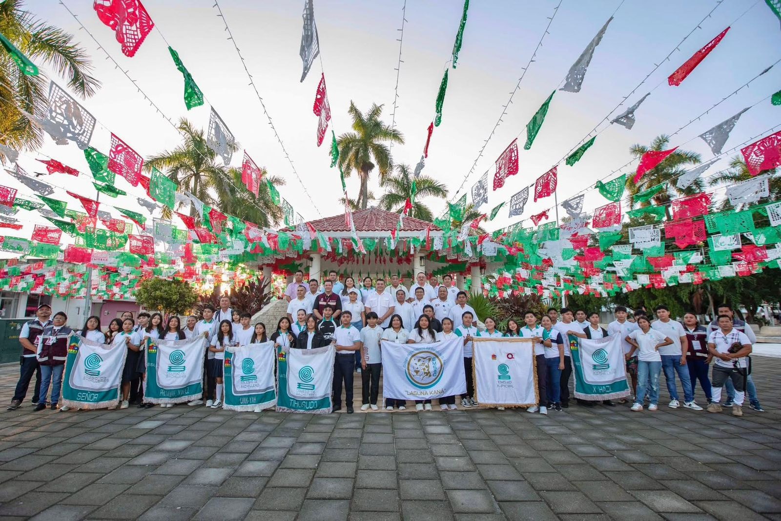 Reconocen a 40 jóvenes de Bachilleres con excursión por su excelencia académica.