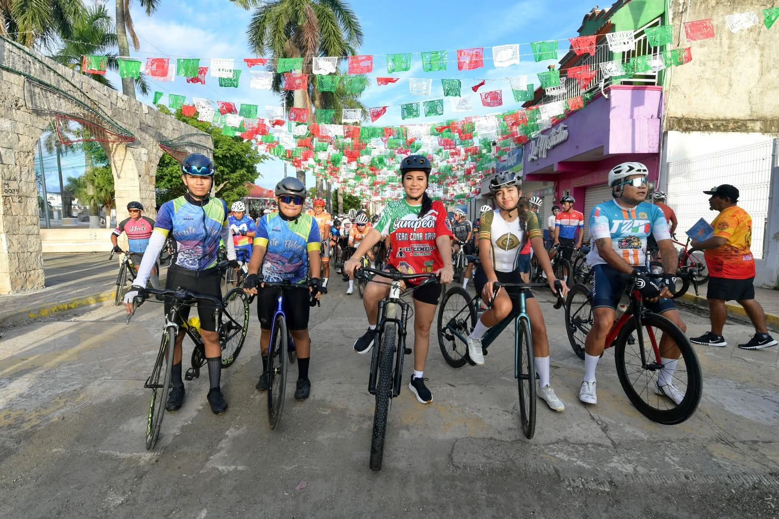 Mary Hernández encabeza carrera ciclistas con motivo de fiestas patrias.