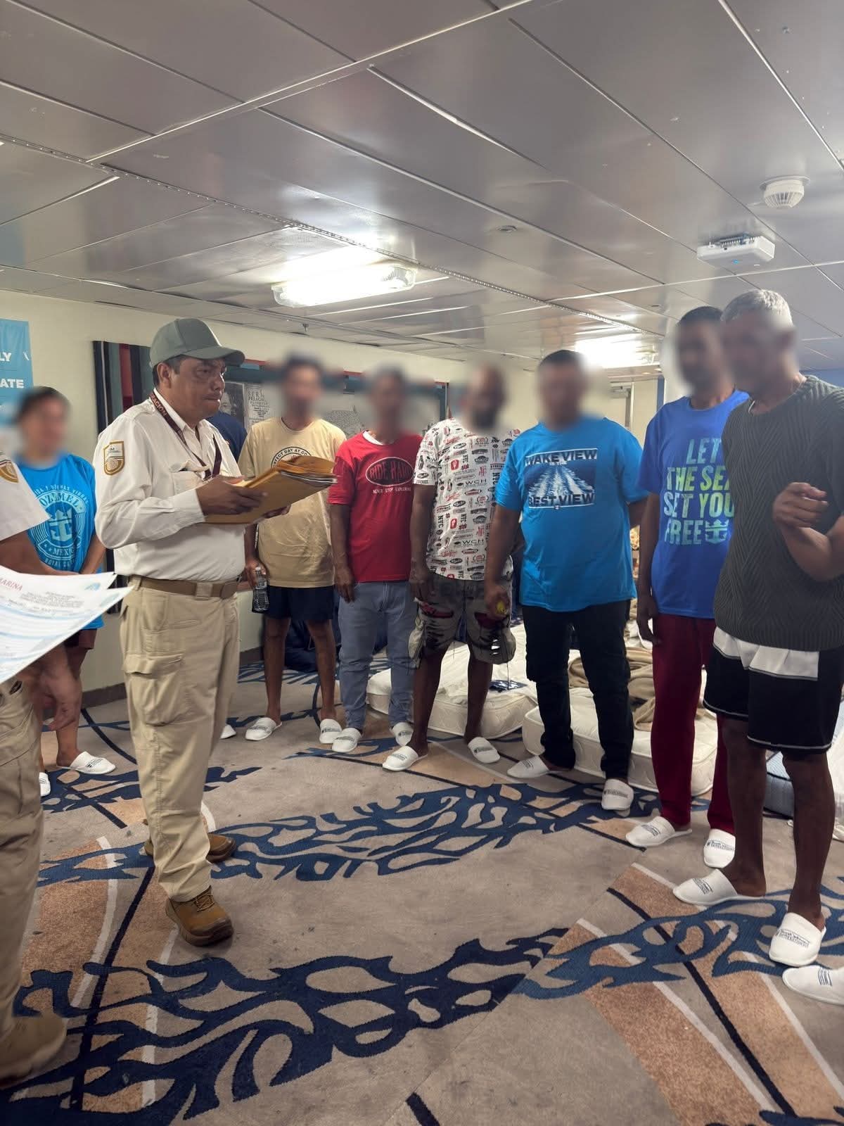 Marina brinda atención médica a 10 náufragos rescatados por crucero turístico en aguas del Mar Caribe.