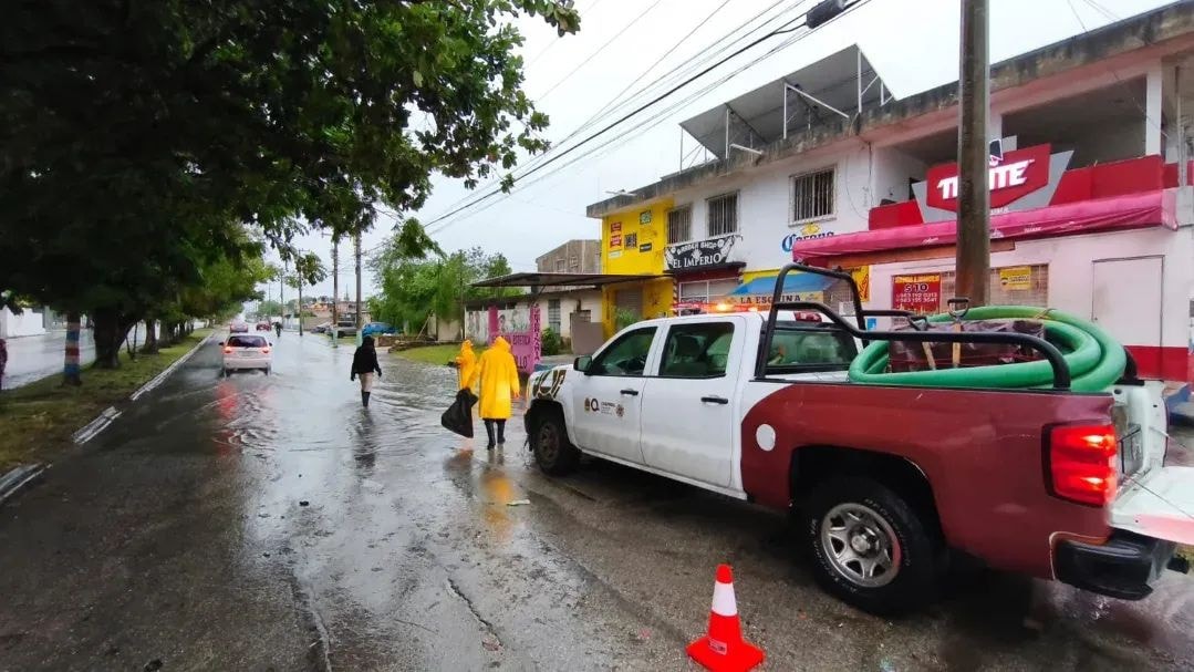 Brigadas de Protección Civil realizan recorridos de atención por las recientes lluvias en Chetumal.
